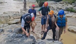 Evaluator UNESCO meninjau tepian Sungai Batang Merangin sebagai bagian dari revalidasi Geopark Merangin, Jambi.